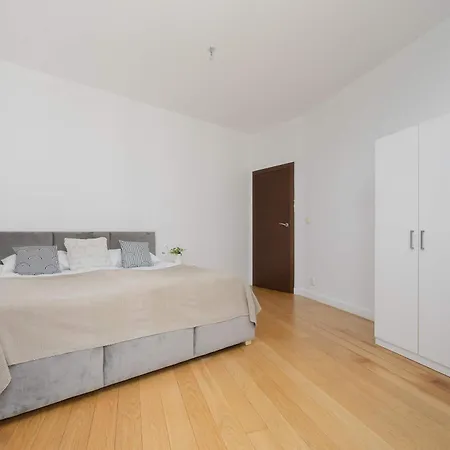 Air-conditioned 3 Bedroom In By Renters Varsóvia