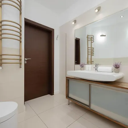 Air-conditioned 3 Bedroom In By Renters Apartamento