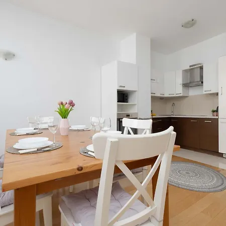 Air-conditioned 3 Bedroom In By Renters Apartamento