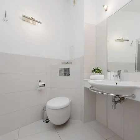 Apartamento Air-conditioned 3 Bedroom In By Renters Varsóvia