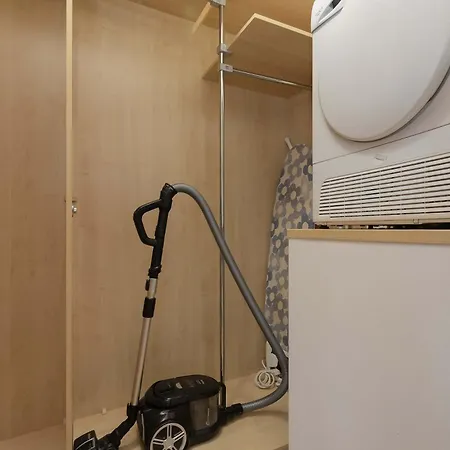 Air-conditioned 3 Bedroom In By Renters Apartamento